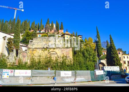 Verona, Venetien, Italien-Februar 9. 2015: Blick auf die Ruinen des antiken Teatro Romano, das im Umbau am Fuße des San Pietro Hügels steht Stockfoto