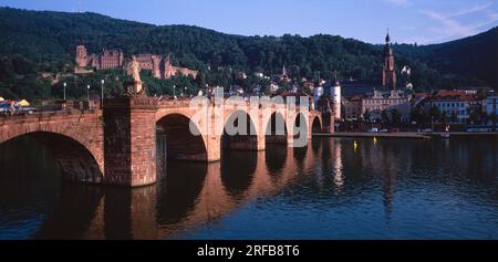 Deutschland. Heidelberg. Blick auf die Stadt. Neckar-Brücke. Stockfoto