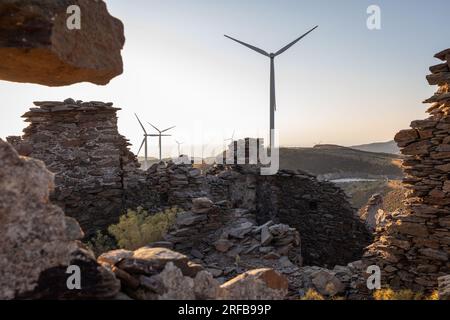 1. August 2023: Verlassene Dorfhäuser von Sazak, einem griechischen Austauschdorf, das am 1. August 2023 im Bezirk Karaburun in Izmir als urbanes Schutzgebiet ausgewiesen wurde. Die im Dorf Sazak lebenden Griechen verließen die Region mit dem 1923 zwischen der Türkei und Griechenland unterzeichneten Austauschabkommen und ließen sich in Chios nieder. Das Dorf blieb leer, nachdem die Griechen gegangen waren. Es gibt auch eine Kapelle im Dorf, wo es etwa 80 zerstörte Häuser gibt, die in engen Gassen, in denen es kein Leben gibt, nebeneinander gebaut wurden und die mit der Errichtung von Windkraftwerken in Fron die Straße erreicht hat Stockfoto