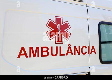 beschreibung des allgemeinen Ambulanzwagens mit roten Buchstaben auf portugiesisch: Ambulancia Stockfoto