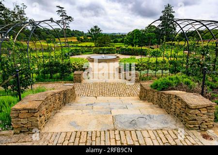 Einige der vielen verschiedenen Arten englischer Apfelbäume, die im von Mauern umgebenen Parabolengarten in „The Newt in Somerset“, nr Bruton, England, wachsen Stockfoto