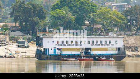 Die schwimmende Katastrophenabwehrbasis der Nationalen Katastrophenabwehrtruppe des 1. Bataillons am Ufer des Brahmaputra bei Guwahati. Stockfoto