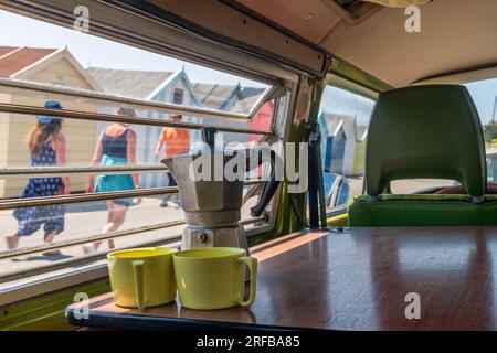 Großbritannien, England, Suffolk, Felixstowe, Promenade, VW T2 Buchenfenster Campervan, Kaffeepause Stockfoto