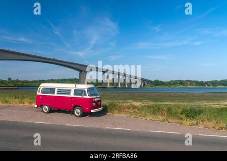 UK, England, Suffolk, Orwell Bridge over River Orwell, VW T2 Baywindow Campervan Stockfoto