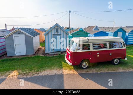 UK, England, Suffolk, Felixstowe, Beach Huts und VW T2 Baywindow Campervan Stockfoto
