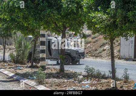 Jordantal, Palästina. 02. Aug. 2023. Ein israelischer Soldat steht Wache neben der Militärpatrouille während der Belagerung des Gebiets in der Nähe des Schussangriffs auf ein Auto jüdischer Siedler, in der Nähe der Siedlung Hamra im nördlichen Westjordanland. Ein zu schnell fahrendes Auto eröffnete das Feuer auf ein Auto, das Siedlern in der Nähe der Al-Hamra-Siedlung gehörte, und verwundete sie. Die israelische Armee umzingelt das Gebiet weiterhin, um den Täter zu verhaften. Kredit: SOPA Images Limited/Alamy Live News Stockfoto