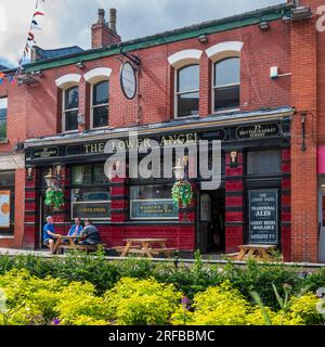 Der historische und beliebte Pub der Buttermarket Street in Warrington, dem unteren Engel mit seiner gefliesten Fassade. Stockfoto