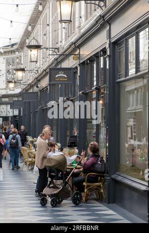 Barker Teestube in der High St Arcade in Cardiff Wales UK, Familiengruppe saß draußen. Stockfoto