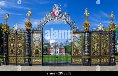 Das Warrington Rathaus. Die Halle wurde von James Gibbs entworfen und 1750 für Thomas Patten, Esq, erbaut. Sie ist auch als Bank Hall bekannt. Die Golden Gates. Stockfoto