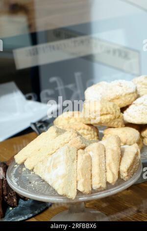 Shortbread im Fenster des Cake and Coffee Shop Quest St Bath UK Stockfoto