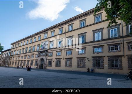 Der lange Palazzo Ducale (Herzogspalast) ist jetzt bekannt als Palazzo della Provincia (Palast der Provinz) auf der Piazza Napoleone in der Stadt Lucca Stockfoto