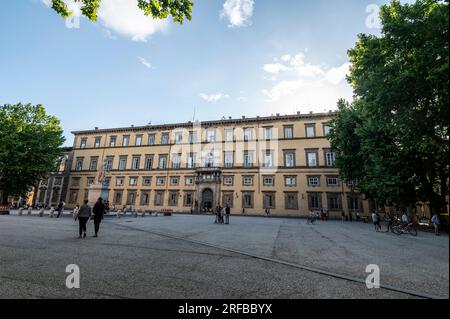 Der lange Palazzo Ducale (Herzogspalast) ist jetzt bekannt als Palazzo della Provincia (Palast der Provinz) auf der Piazza Napoleone in der Stadt Lucca Stockfoto