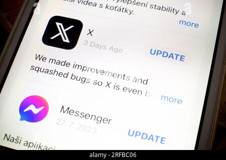 OSTRAVA, TSCHECHISCHE REPUBLIK - 2. AUGUST 2023: Update der Twitter to X-App im iOS Apple-Betriebssystem als Elon Musk hat die Anwendung umbenannt Stockfoto