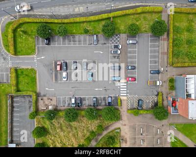 Luftaufnahme des Parkplatzes und der Parkplätze an einer örtlichen Hochschule in Großbritannien vom 2023. Juli Stockfoto