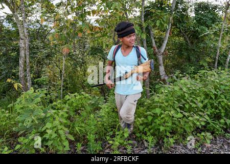 22. Juni 2023, Churachandpur, Manipur, Indien: Ein bewaffneter Kuki-Junge reagiert auf die Kamera, während er seinen Frontdienst im Bezirk Churachandpur im nordöstlichen Bundesstaat Manipur ausführt. Die Jugend der Kuki-Zo-Stämme in Manipur hat sich bewaffnet, um ihr Dorf vor externen Bedrohungen zu schützen, insbesondere vor ihren Feinden, den Meiteis, die im Tal leben. Mit einem starken Gefühl der Einheit und der Entschlossenheit, ihr Land zu schützen, haben die Dorfjugend eine Verteidigungskraft gebildet und sich mit von der Manipur-Regierung genehmigten Gewehren bewaffnet. Zusammenstöße zwischen Meitei und Kuki-Zo Stockfoto