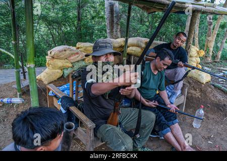 22. Juni 2023, Churachandpur, Manipur, Indien: Ein bewaffneter Kuki-Mann demonstriert ein Gewehr, während er den Kontrollpunkt im Dorf Dampi im Bezirk Churachandpur im Nordosten von Manipur bewacht. Die Jugend der Kuki-Zo-Stämme in Manipur hat sich bewaffnet, um ihr Dorf vor externen Bedrohungen zu schützen, insbesondere vor ihren Feinden, den Meiteis, die im Tal leben. Mit einem starken Gefühl der Einheit und der Entschlossenheit, ihr Land zu schützen, haben die Dorfjugend eine Verteidigungskraft gebildet und sich mit von der Manipur-Regierung genehmigten Gewehren bewaffnet. Zusammenstöße zwischen den Meite Stockfoto