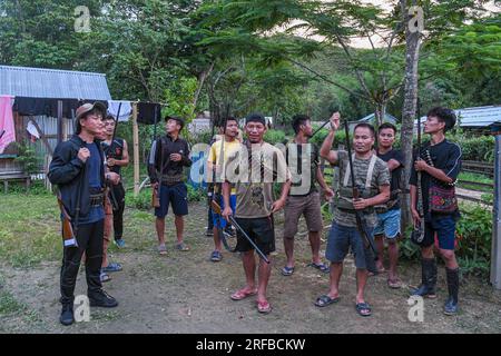 22. Juni 2023, Churachandpur, Manipur, Indien: Bewaffnete Jugendliche aus Kuki reagieren auf die Kamera, wenn sie sich bereit machen, bevor sie zum Frontdienst im Dorf Dampi im Bezirk Churachandpur im nordöstlichen Bundesstaat Manipur aufbrechen. Die Jugend der Kuki-Zo-Stämme in Manipur hat sich bewaffnet, um ihr Dorf vor externen Bedrohungen zu schützen, insbesondere vor ihren Feinden, den Meiteis, die im Tal leben. Mit einem starken Gefühl der Einheit und der Entschlossenheit, ihr Land zu schützen, haben die Dorfjugend eine Verteidigungskraft gebildet und sich mit von der Manipur-Regierung genehmigten Gewehren bewaffnet. Clas Stockfoto