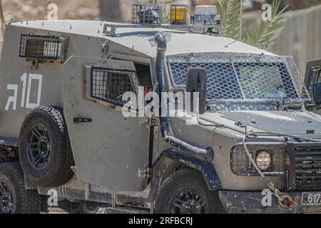 Jordantal, Palästina. 02. Aug. 2023. Israelische Soldaten stehen während der Belagerung des Gebiets in der Nähe des Schussangriffs auf ein Auto jüdischer Siedler in der Nähe der Siedlung Hamra im nördlichen Westjordanland neben ihren militärischen Patrouillen Wache. Ein zu schnell fahrendes Auto eröffnete das Feuer auf ein Auto, das Siedlern in der Nähe der Al-Hamra-Siedlung gehörte, und verwundete sie. Die israelische Armee umzingelt das Gebiet weiterhin, um den Täter zu verhaften. (Foto von Nasser Ishtayeh/SOPA Images/Sipa USA) Guthaben: SIPA USA/Alamy Live News Stockfoto