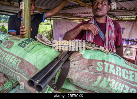 21. Juni 2023, Churachandpur, Manipur, Indien: Bewaffnete Kuki-Männer bewachen ein Dorf im Bezirk Churachandpur im nordöstlichen Bundesstaat Manipur. Die Jugend der Kuki-Zo-Stämme in Manipur hat sich bewaffnet, um ihr Dorf vor externen Bedrohungen zu schützen, insbesondere vor ihren Feinden, den Meiteis, die im Tal leben. Mit einem starken Gefühl der Einheit und der Entschlossenheit, ihr Land zu schützen, haben die Dorfjugend eine Verteidigungskraft gebildet und sich mit von der Manipur-Regierung genehmigten Gewehren bewaffnet. Die Auseinandersetzungen zwischen den Meitei- und Kuki-Zo-Stämmen dauern auch nach zwei Monaten an, wi Stockfoto