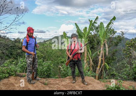 22. Juni 2023, Churachandpur, Manipur, Indien: Bewaffnete Kuki-Männer reagieren auf die Kamera, während sie ein Dorf im Bezirk Churachandpur im Nordosten von Manipur bewachen. Die Jugend der Kuki-Zo-Stämme in Manipur hat sich bewaffnet, um ihr Dorf vor externen Bedrohungen zu schützen, insbesondere vor ihren Feinden, den Meiteis, die im Tal leben. Mit einem starken Gefühl der Einheit und der Entschlossenheit, ihr Land zu schützen, haben die Dorfjugend eine Verteidigungskraft gebildet und sich mit von der Manipur-Regierung genehmigten Gewehren bewaffnet. Zusammenstöße zwischen Meitei und den Kuki-Zo-Stämmen conti Stockfoto