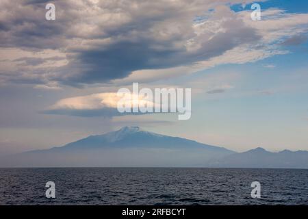 Linsenwolke über dem Ätna am frühen Morgen vom Meer am südlichen Ende der Straße von Messina, Italien Stockfoto