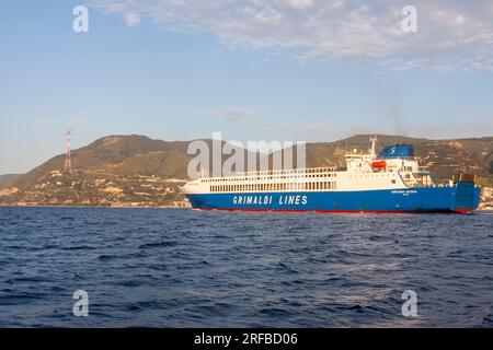 Die Grimaldi-Linien Ro-Ro/Container Carrier „Eurocargo Valencia“ verlassen die Straße von Messina, Italien Stockfoto