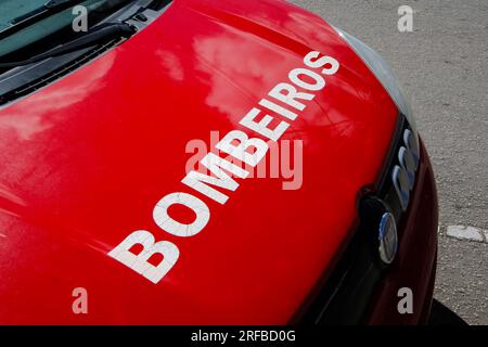 Minas Gerais, Brasilien - 24. April 2023: Detaillierte Beschreibung des roten Feuerwehrautos mit weißen Buchstaben auf Portugiesisch: bombeiros Stockfoto