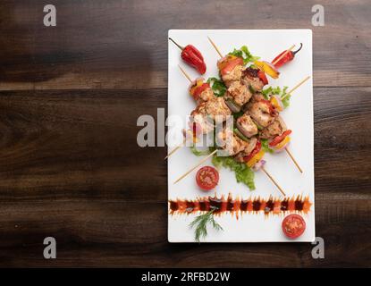 Gegrillte Hähnchenspieße auf dem Teller, Draufsicht auf den Grillteller Stockfoto