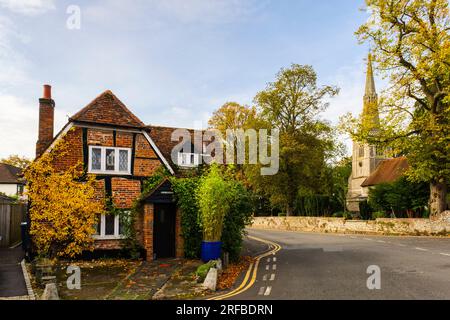 Blick entlang einer Straße zum Corner Cottage und zur St. Mary's Pfarrkirche im Herbst. Prinzen Risborough, Buckinghamshire, England, Großbritannien, Großbritannien Stockfoto