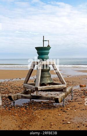 Die „Spirit of Happisburgh Time and Tide Bell“-Installation befindet sich am Strand zwischen Low und High Watermark in Happisburgh, Norfolk, England, Großbritannien. Stockfoto