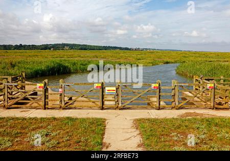 Neue Schnitte und Schleusen im Westen des Naturschutzgebiets Cley Marshes, um eine schnelle Hochwasserevakuierung in Cley Next the Sea, Norfolk, England, Großbritannien, zu ermöglichen. Stockfoto