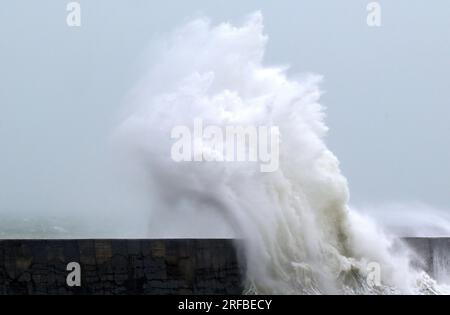 Newhaven East Sussex, Großbritannien. 2. Aug. 2023. Der Leuchtturm und Hafen von Newhaven in East Sussex werden von starken Winden und stürmischen Meeren erschüttert, während das unruhige Wetter weiterhin das britische Sommerkredit MARTIN DALTON/Alamy Live News dominiert Stockfoto