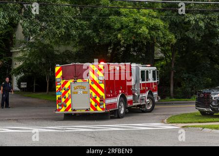 Acton MA Fire Leading Acton MA Police's National Night Out Event, um auf einen Notruf zu reagieren. Stockfoto