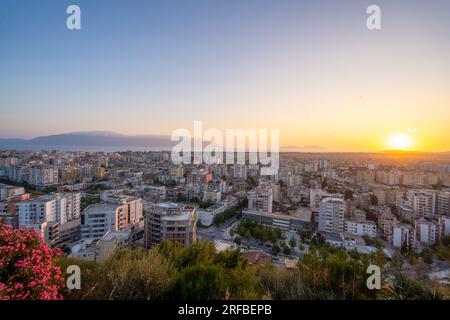 Albanien-Vlora- Stadtbild vom Hügel Kuzum Baba aus gesehen Stockfoto