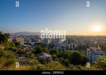 Albanien-Vlora- Stadtbild vom Hügel Kuzum Baba aus gesehen Stockfoto