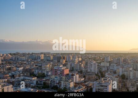 Albanien-Vlora- Stadtbild vom Hügel Kuzum Baba aus gesehen Stockfoto