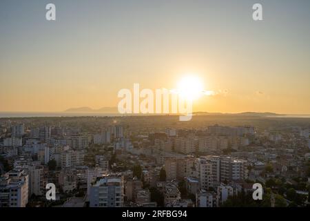 Albanien-Vlora- Stadtbild vom Hügel Kuzum Baba aus gesehen Stockfoto