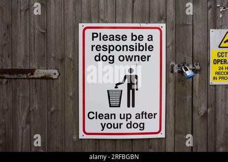 Unterschreiben Sie, dass Hundebesitzer ihre Hunde aufräumen sollen, Tetbury, Gloucestershire, Großbritannien Stockfoto