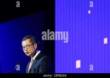 2. August 2023, Hongkong, Hongkong: Hong Kong Financial Secretary Paul Chan Mo Po hält anlässlich des Aviation Day Hong Kong 2023 auf der Asia-World Expo in Hongkong eine Eröffnungsbemerkung. Das von der International Air Transport Association (IATA) organisierte Forum fördert den Tourismus und Flüge zwischen Ländern wie den USA, Großbritannien, China und Südostasien. Die Regierung Hongkongs hat auch versucht, Menschen zu einem Besuch in Hongkong zu locken und dort zu investieren, da die von Peking regierte Stadt eine langsame wirtschaftliche Erholung und ein langsames BIP-Wachstum erlebt. (Kreditbild: © Daniel Ceng Shou-Yi/ZUMA Press Wire) EDITORIAL Stockfoto