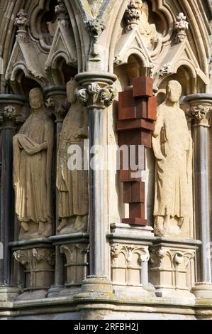 Zweifel: Eine moderne Skulptur von Antony Gormley, die am 26. August 2021 zwischen den alten mittelalterlichen Skulpturen der Kathedrale von Wells errichtet wurde. Somerset, England. Stockfoto