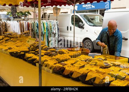 Straßenmarkt, wo Gewürze verkauft werden, Marseillan, Herault, Occitanie, Frankreich Stockfoto