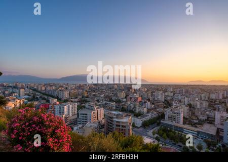 Albanien-Vlora- Stadtbild vom Hügel Kuzum Baba aus gesehen Stockfoto