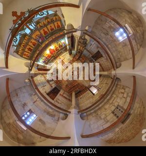 Ausgrabungsstätte Apollonia, Albanien - Juni 2023: 360-Grad-Blick auf das Innere von St. Maria Kirche und Kloster. Bedeutende religiöse Stätte innerhalb der Stockfoto