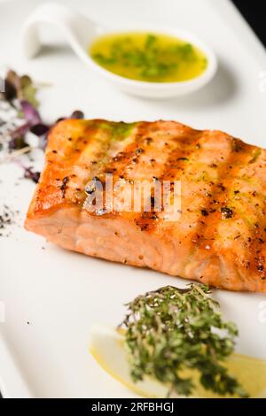 Köstliches gegrilltes Lachsfilet auf einem weißen Teller, Nahaufnahme. Stockfoto