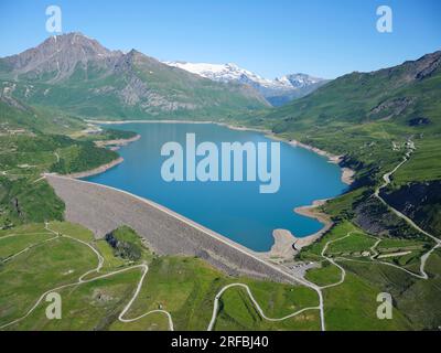 LUFTAUFNAHME. Gebirgsreservat, das unterhalb des Mont-Cenis-Passes gebaut wurde. Vanoise-Gletscher in der Ferne sichtbar. Val-Cenis, Savoie, Frankreich. Stockfoto