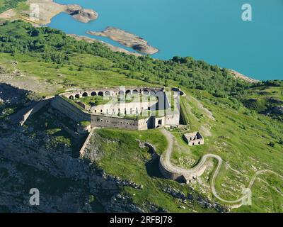 LUFTAUFNAHME. Variselle Fort (um 2085m ASL). Erbaut im späten 19. Jahrhundert, als die Gegend italienisch war (französisch nach dem Zweiten Weltkrieg). Mont-Cenis-Pass, Frankreich. Stockfoto