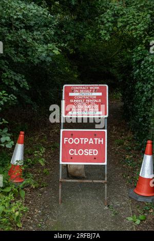 Rot-weißes Warnschild, dass ein öffentlicher Fußweg wegen Bauarbeiten geschlossen ist Stockfoto