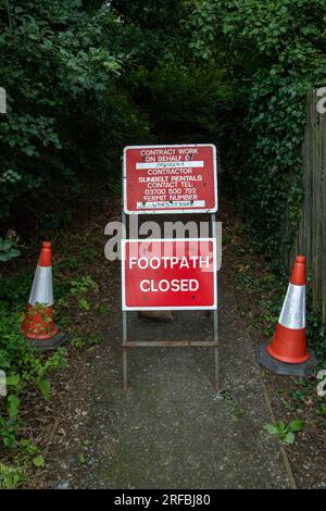 Rot-weißes Warnschild, dass ein öffentlicher Fußweg wegen Bauarbeiten geschlossen ist Stockfoto