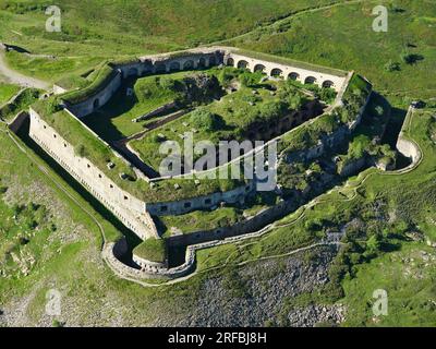 LUFTAUFNAHME. Variselle Fort (um 2118m ASL). Erbaut im späten 19. Jahrhundert, als die Gegend italienisch war (französisch nach dem Zweiten Weltkrieg). Mont-Cenis-Pass, Frankreich. Stockfoto
