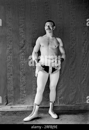 Portrait en bite d'un lutteur de cirque ambulant, de passage a Andelot Blancheville (Haute Marne). Photographie, Vers 1886, de Paul Emile Theodore Ducos (1849-1913). Stockfoto